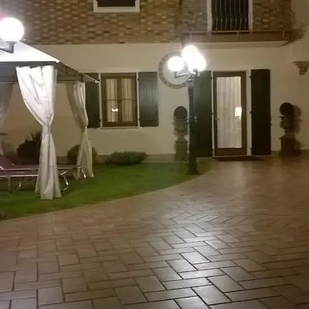Villa Antique Con Piscina Idromassaggio In Verona, Veneto, Italia *