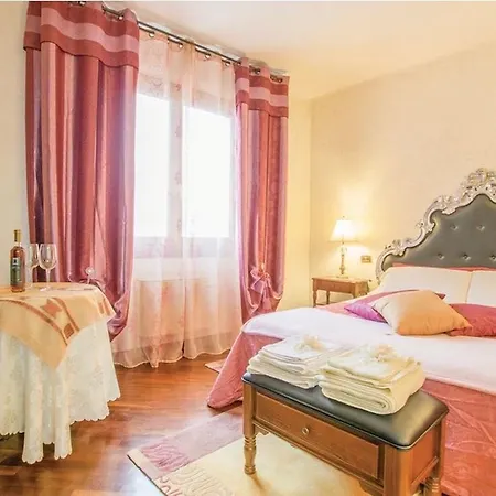 Antique Con Piscina Idromassaggio In Verona, Veneto, Italia *